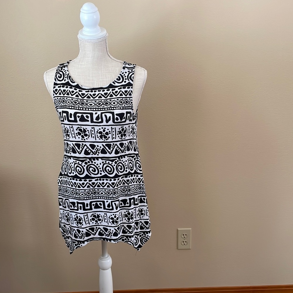 Wallpapher Black and White sleeveless tunic, size small